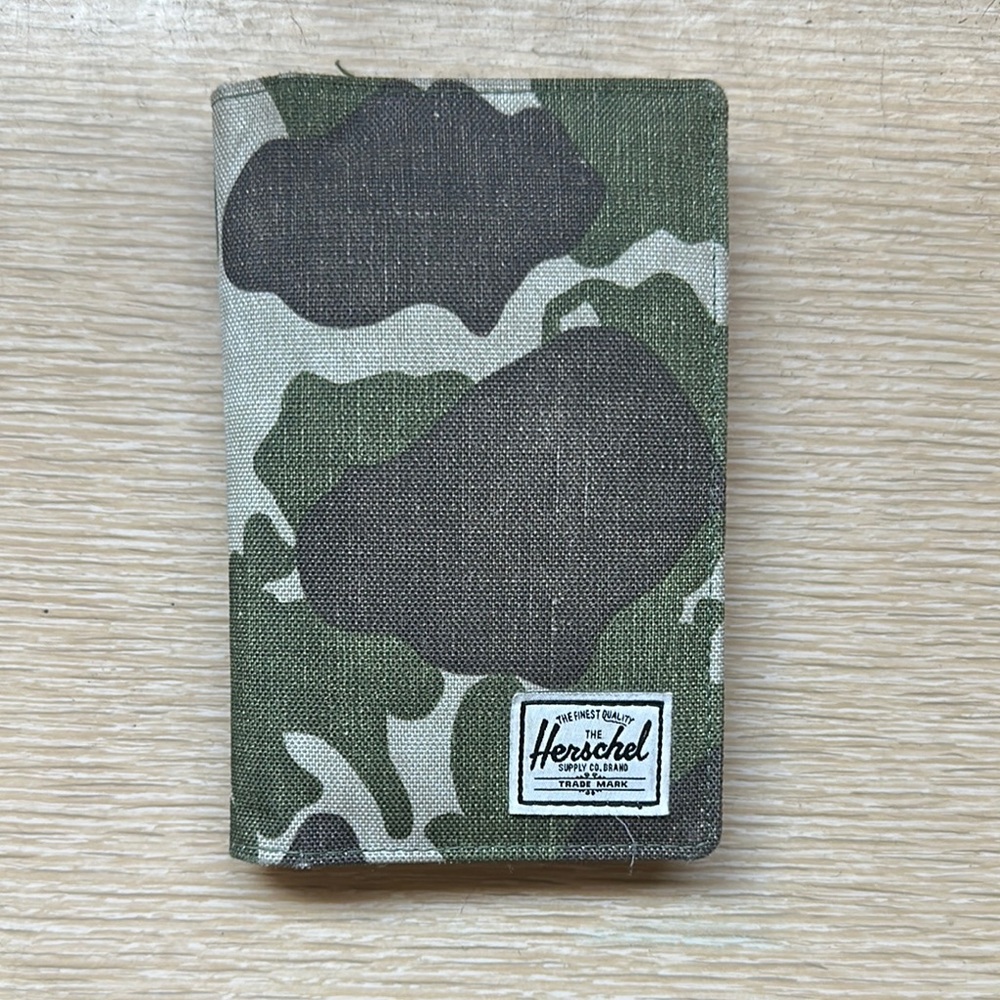 Herschel Camouflage Passport Holder
